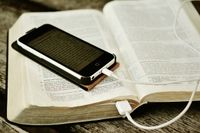Bibel mit Smartphone